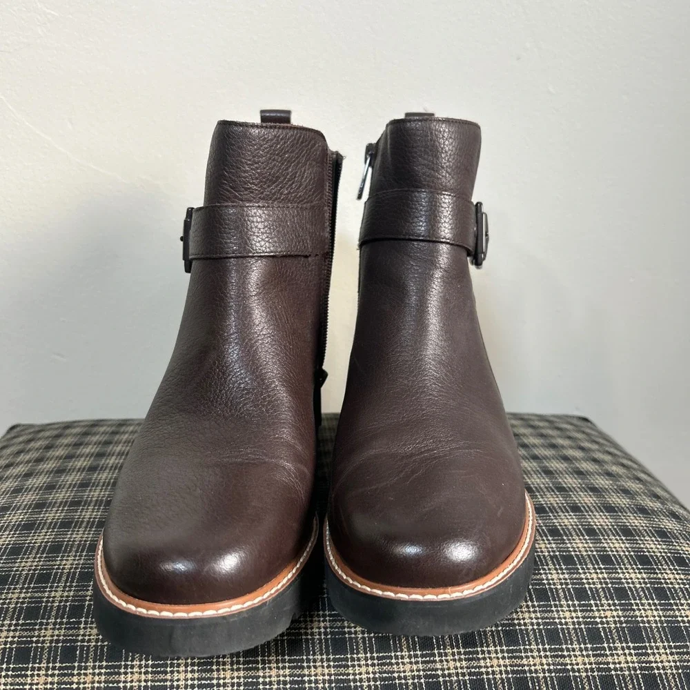 EUC Naturalizer Darry Ankle Boot Size 8.5 Brown Leather Lug Sole Buckle Detail